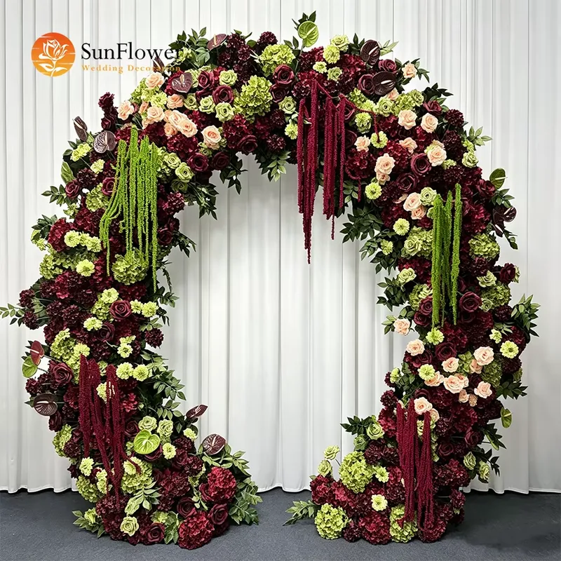 Wedding Arch Flower - ซุ้มดอกไม้ประดับพู่ห้อยสีเบอร์กันดีและสีเขียวเซจสำหรับงานแต่งงานในฤดูใบไม้ร่วงที่ฟาร์ม